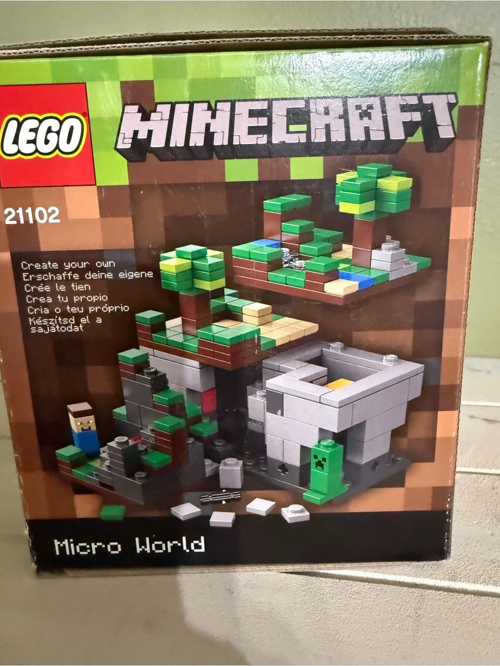 LEGO Minecraft Micro World Set in Green and Brown